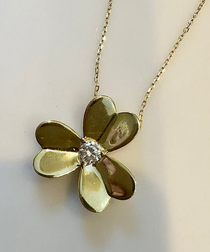 Kaitlin Classic Flower Necklace